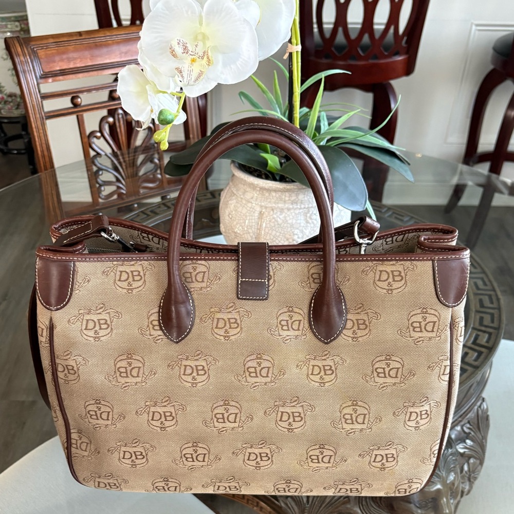 🤎🤎DOONEY & BOURKE VINTAGE SIGNATURE TAN CANVAS AND BROWN LEATHER TOTE!🤎🤎 - Picture 2 of 9